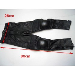 Pantalon Kayatsu piel color negro, talla equivalente 28-30.